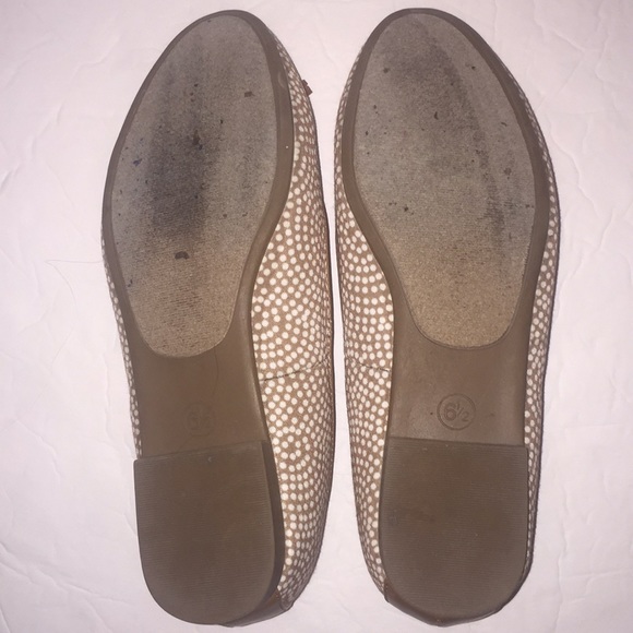 EUC Women’s Tan and White Tassel Loafer Flat Shoes Size 6.5 - Picture 8 of 8